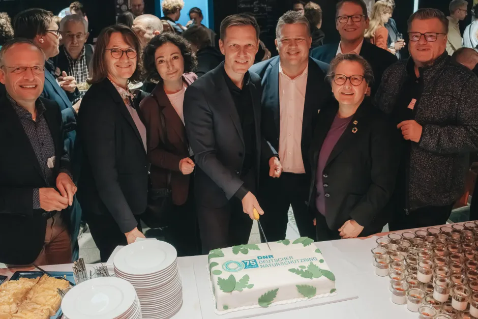 Der offizielle Tortenanschnitt von DNR-Präsident Kai Niebert